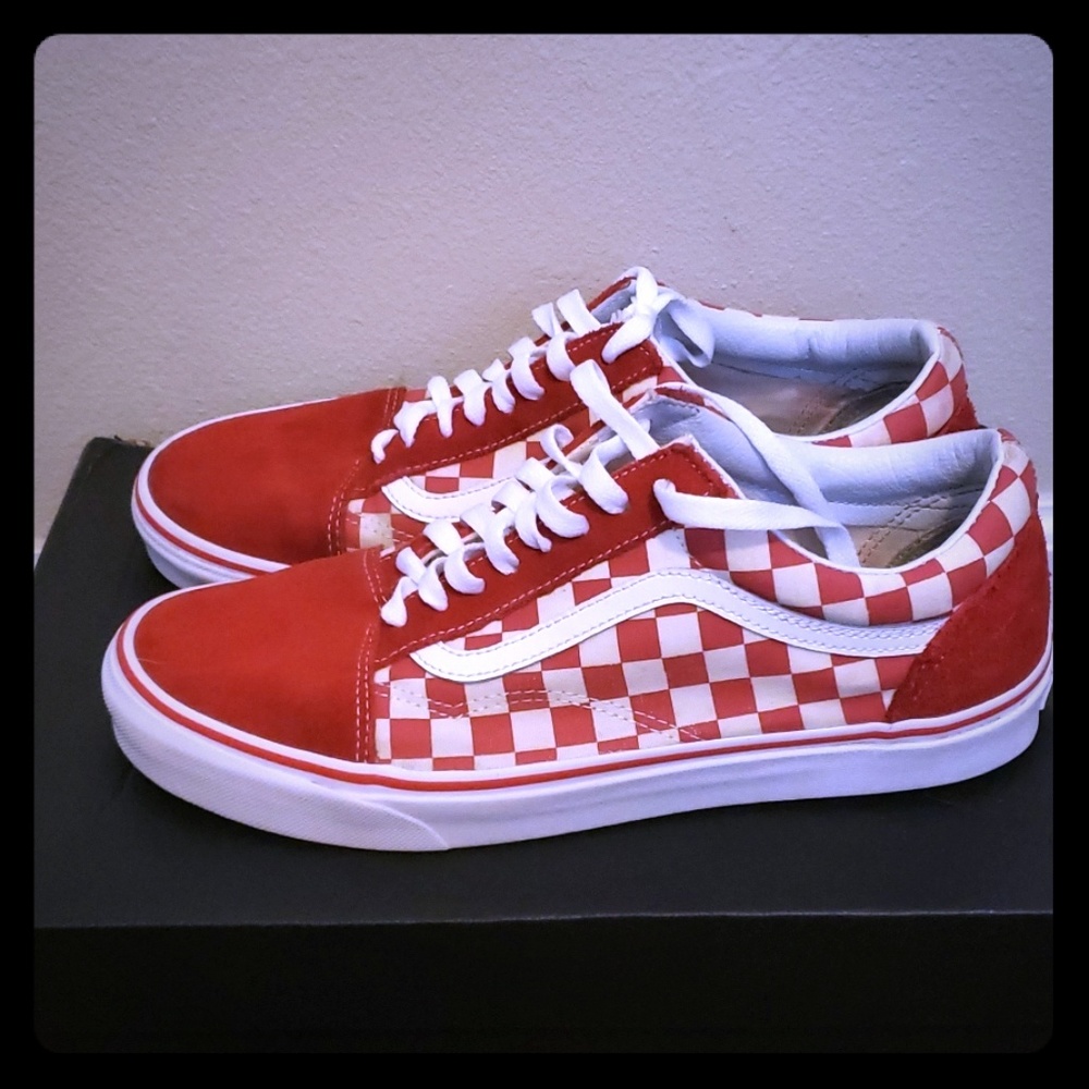 Red checkered Van's Old School.